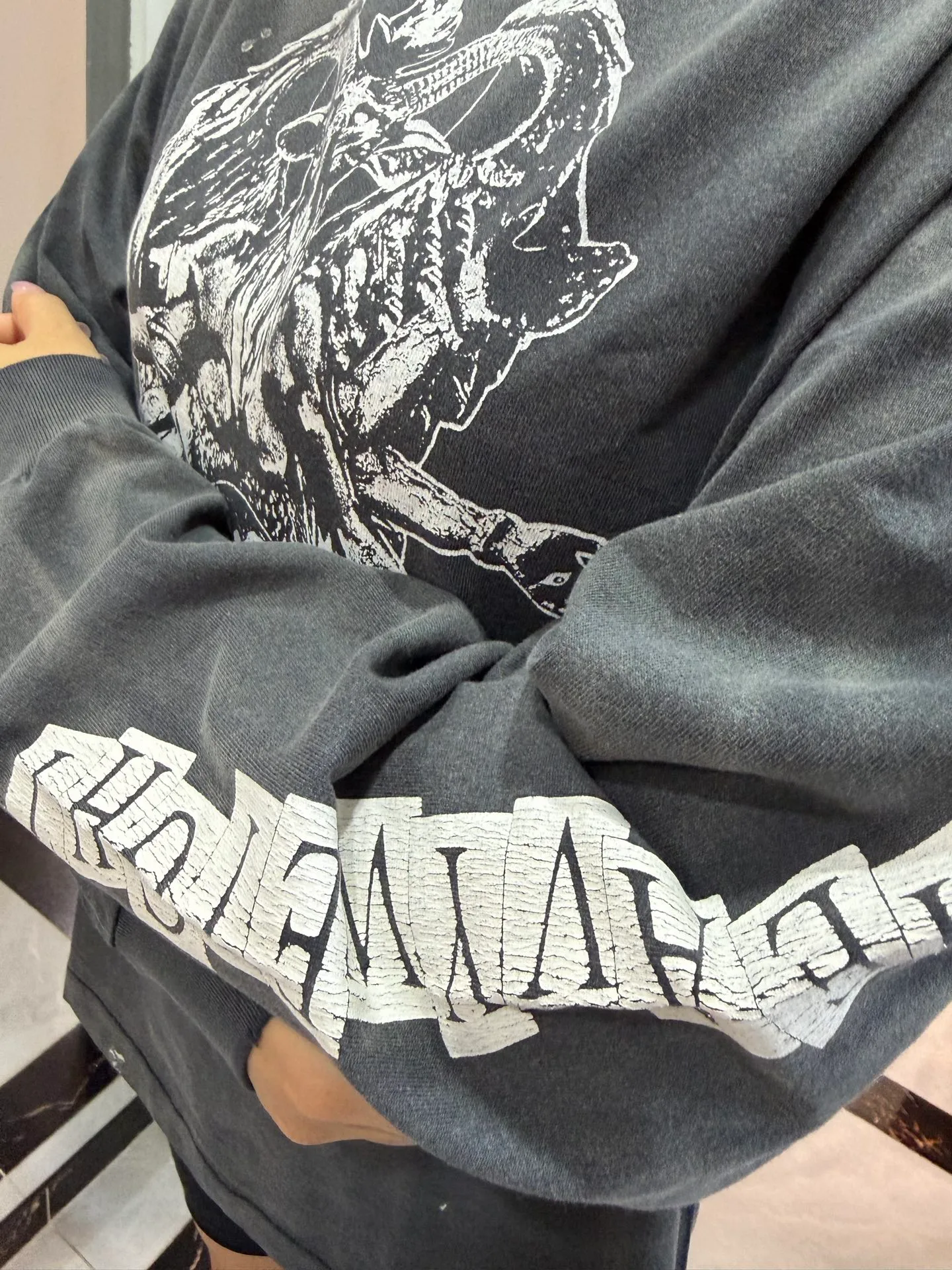 SAINT Mxxxxxx LS TEE/HEAVY WEIGHT/BLK sheep head devil distressed long sleeves, washed black S-XL 25 autumn and winter latest style, cylindrical side seam fabric, heavy wash water, faded and distressed, top printing technology, distressed crack treatment, correct version, original consistent main mark/washed mark/little angel anti-counterfeiting mark, hand-splashed ink graffiti, wormhole wear, top purchasing agent level